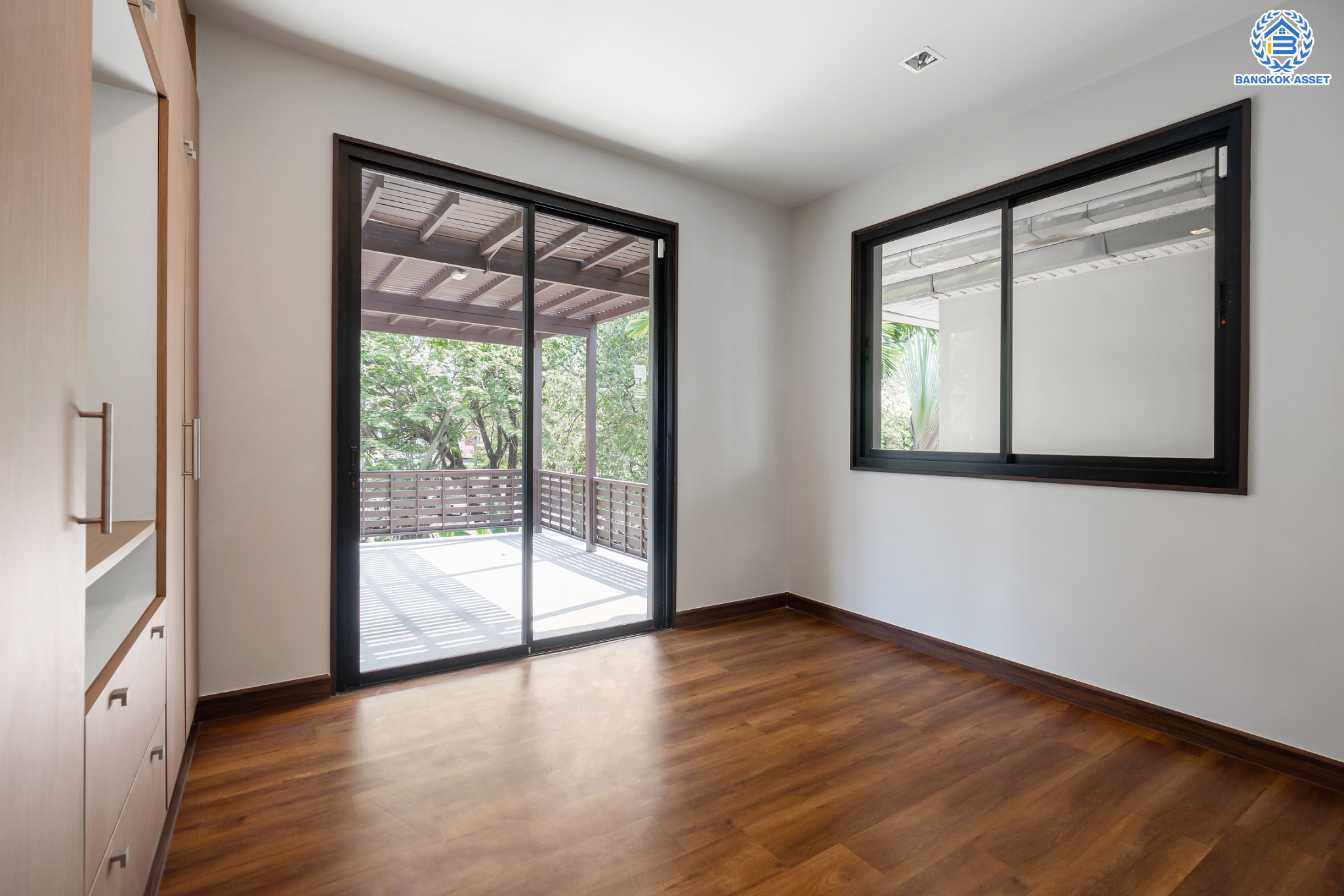 บ้านมือสองตกแต่งใหม่ ม.นราวัลล์ เกษตร-นวมินทร์ บ้านเดี่ยวหลังมุม เนื้อที่ 54.2 ตร.ว. ฟังก์ชันรวม 4 ห้องนอน 3 ห้องน้ำ 1 ห้องอเนกประสงค์ จอดรถได้ 2 คัน กว้างขวาง Built in Furniture พร้อมทุกการใช้งาน บนทำเลใจกลางเมือง! เชื่อมต่อทั้ง ถนนนวมินทร์, ถนนนวลจันทร์, ถ.ลาดพร้าว, ถ.รามอินทรา ใกล้ The Walk เกษตรนวมินทร์, ทางด่วนรามอินทรา และรถไฟฟ้าสายสีน้ำตาล "สถานีนวลจันทร์"